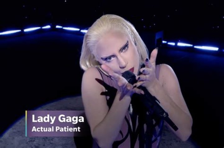 Lady GaGa in a lesbian kiss in her 'Telephone' video
