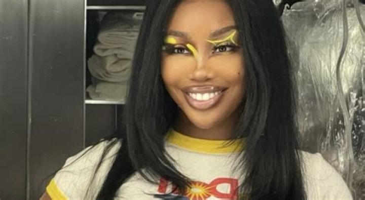‘LAWDDD HAVE MERCYYY’: SZA Breaks the Internet After Her Latest Photo Dump Leaves Fans Zooming In on Her Curvaceous Physique