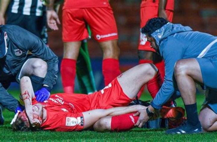 Leyton Orient star Adam Thompson breaks ankle, refuses stretcher and gets bus back from Grimsby eating fish and chips