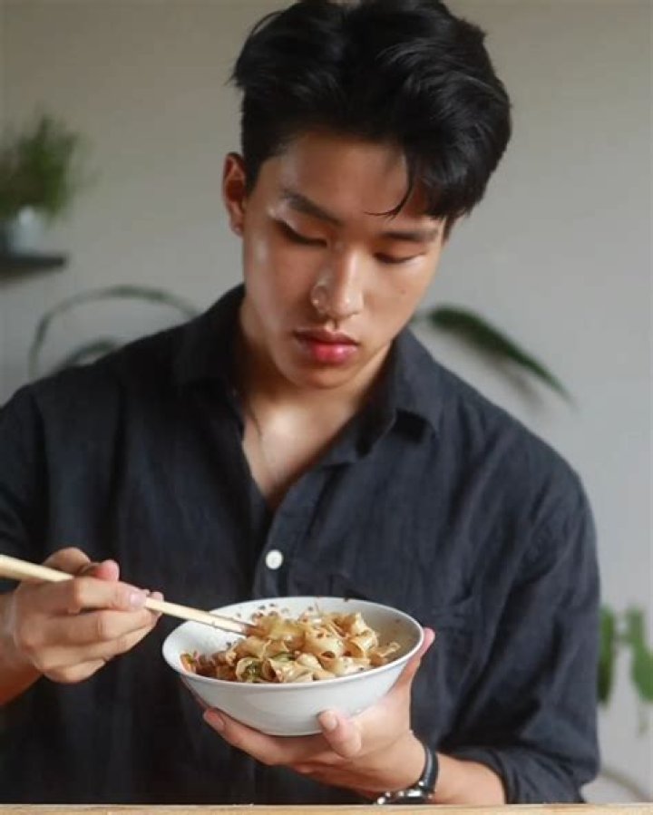 Li Huh (TikTok Star) Wiki, Biography, Age, Girlfriend, Family, Facts and Many More.