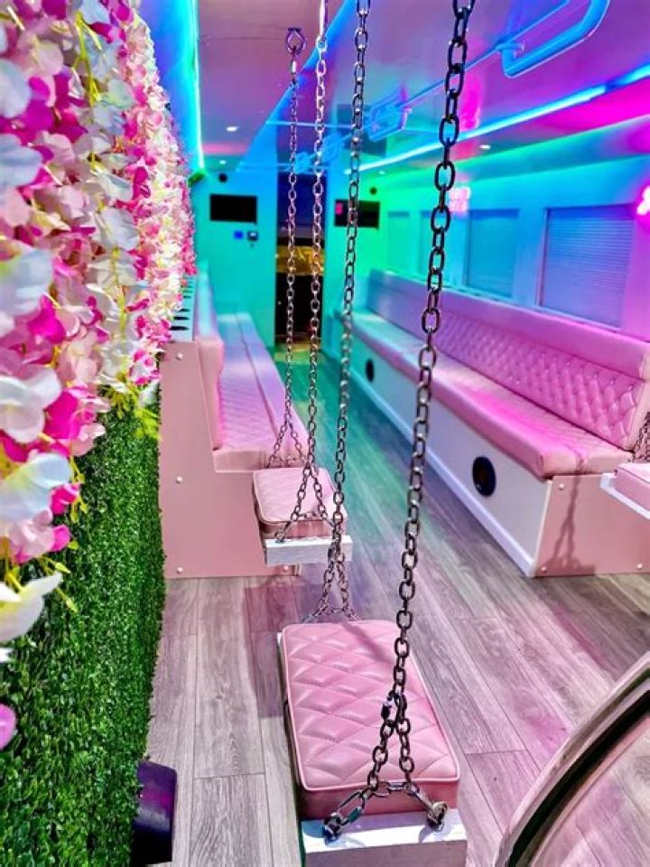 Lucky’s Beauty Bus opens in Davenport