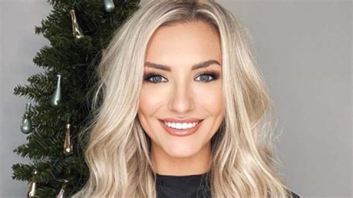 Lyndsey Windham shows off summer blonde hair and fans think it’s her BIP look