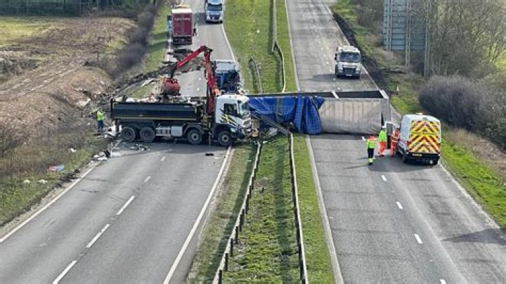 M180 closed at Junction 3 in Lincolnshire after two lorries crash