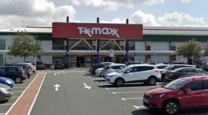 Man stabbed outside TK Maxx as cops seal off Leeds shopping centre