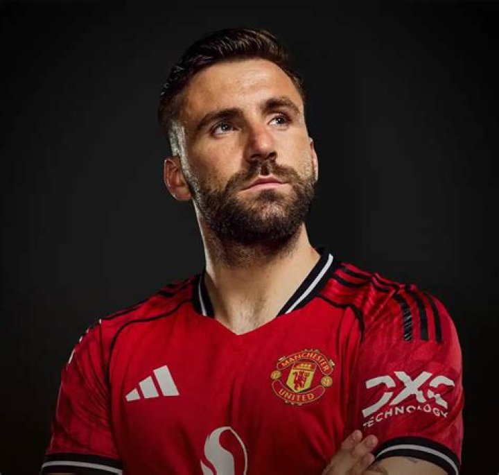 Manchester United star Luke Shaw issues Valentine's Day tribute to David De Gea... but fans spot something funny in the background