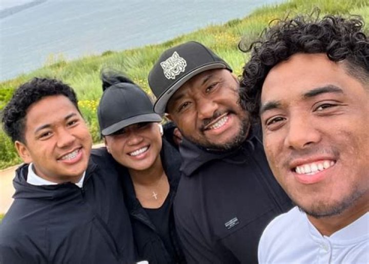 Meet His Parents Les And Winnona Fifita, Age, Girlfriend And Family