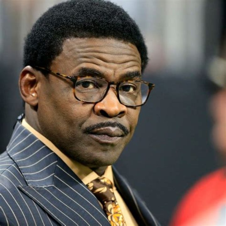 Meet Michael Irvin’s Siblings: 9 Sisters & 7 Brothers