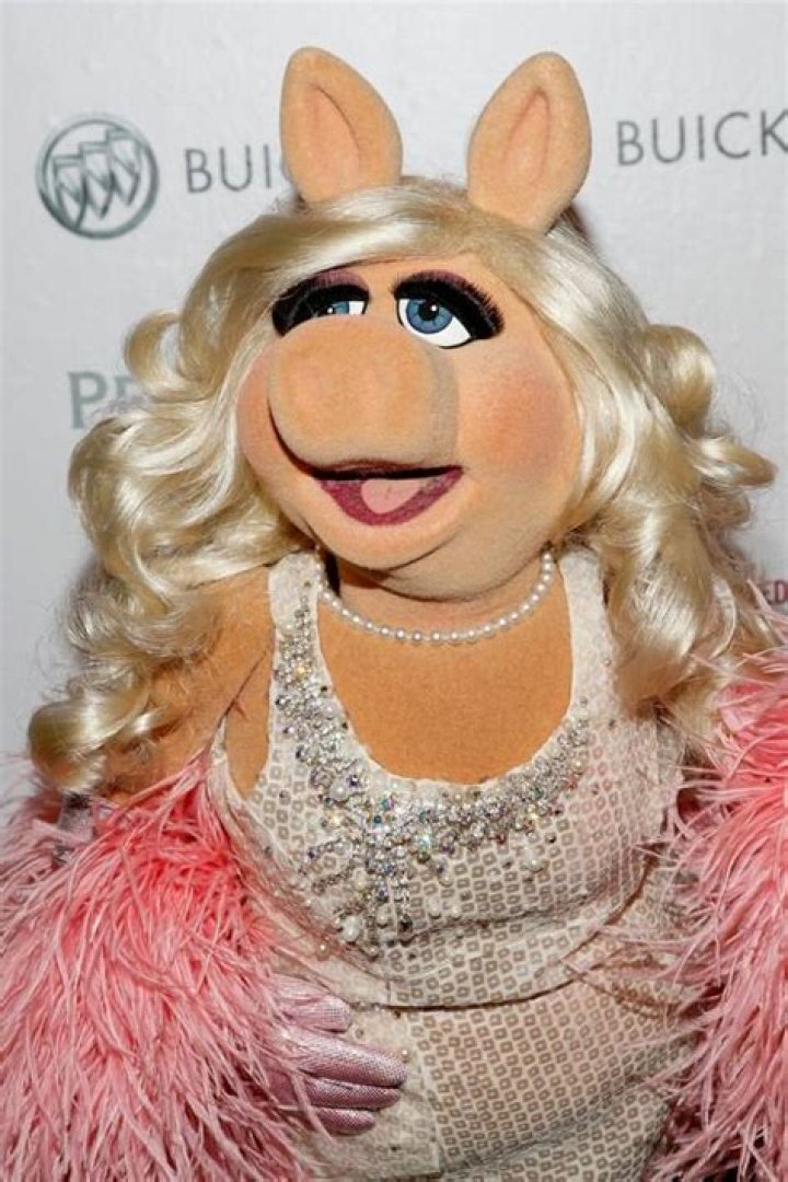 Miss Piggy Is A Feminist Icon & A Style Icon, Illustrated By Her 9 Best Fashion Moments