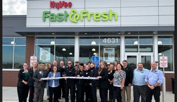 New QC Hy-Vee Fast & Fresh opens