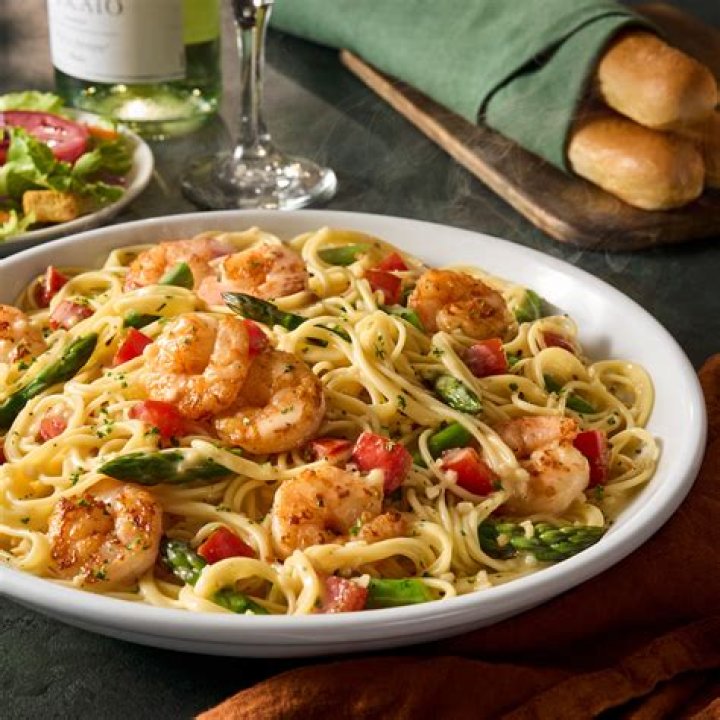 Olive Garden opens in Moline