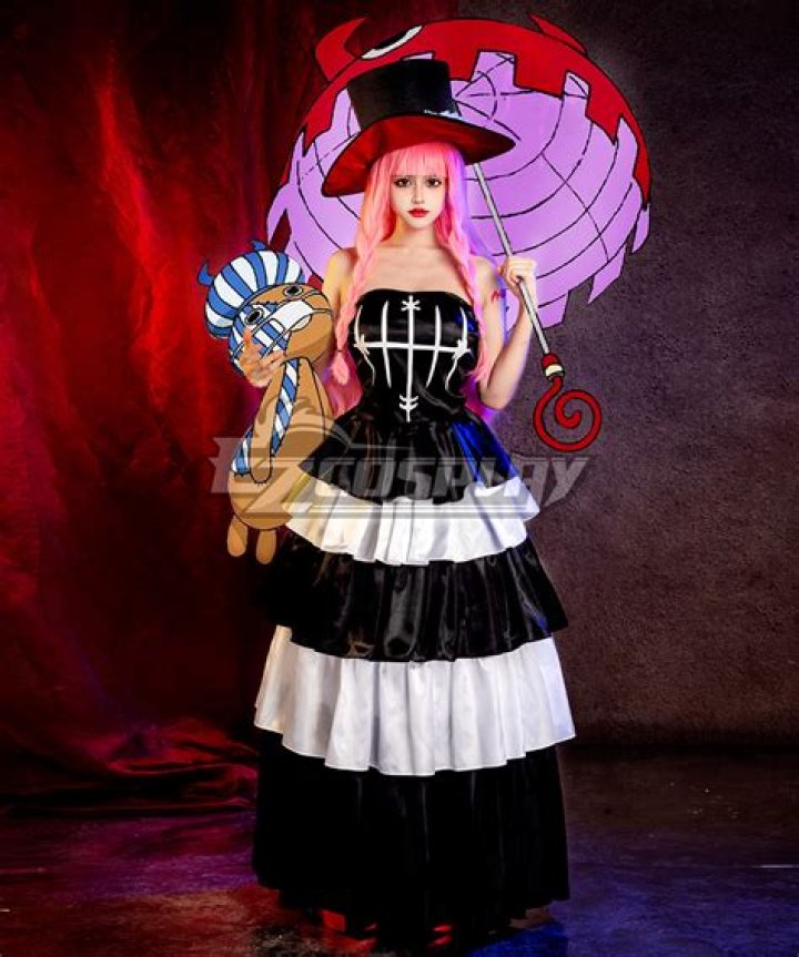 One Piece Cosplay Highlights Nami's Stampede Makeover