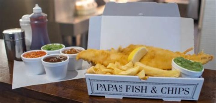 Papas fish and chip restaurant in Hull sees hundreds queuing as award winning chippy sells 10,000 fish suppers for a PENNY