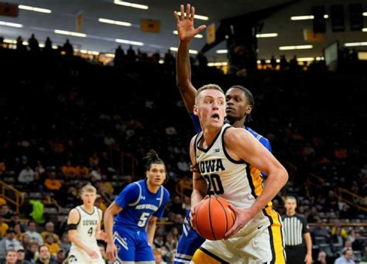 Payton Sandfort leads Hawkeyes to first Big Ten win 