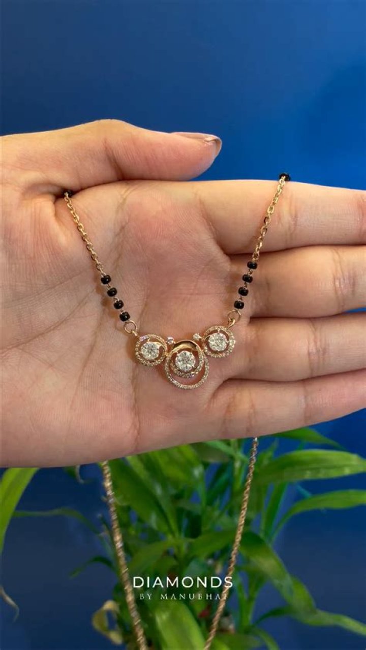 PIC: Rakul Preet Singh flaunts her mangalsutra with diamond pendant at Mumbai airport with Jackky Bhagnani
