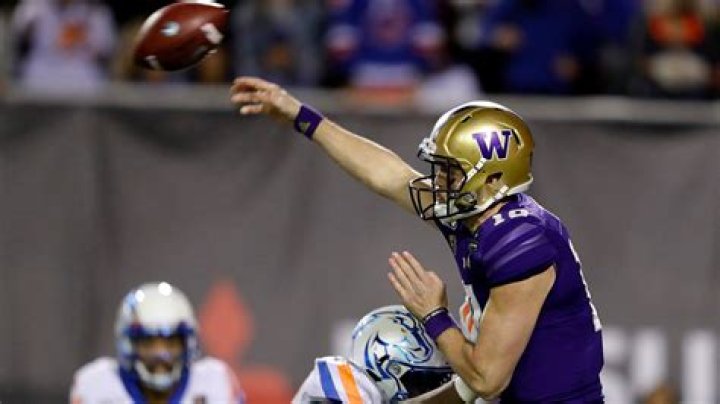 QB Jacob Eason leaves Washington early, will enter NFL draft