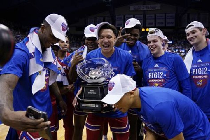 Quad City United basketball wins big playoff game