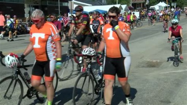 RAGBRAI riders show college pride