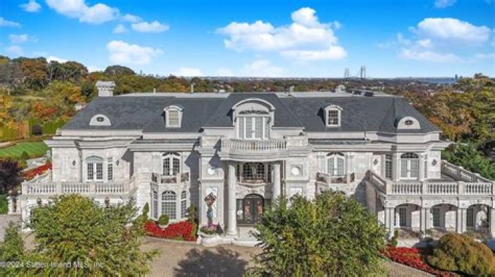 Redman Still Lives in His 'MTV Cribs’ House in Staten Island