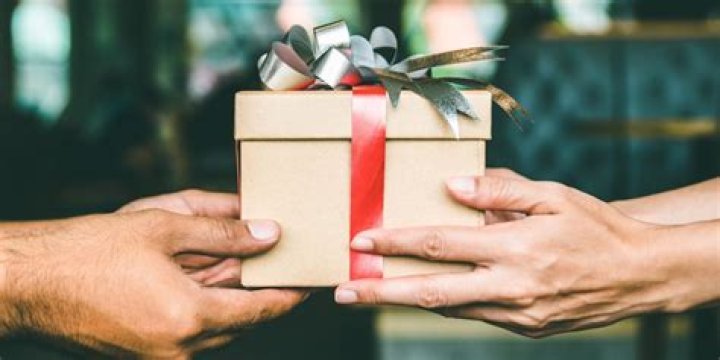 Should You Get a Christmas Present for the Person You Just Started Dating?