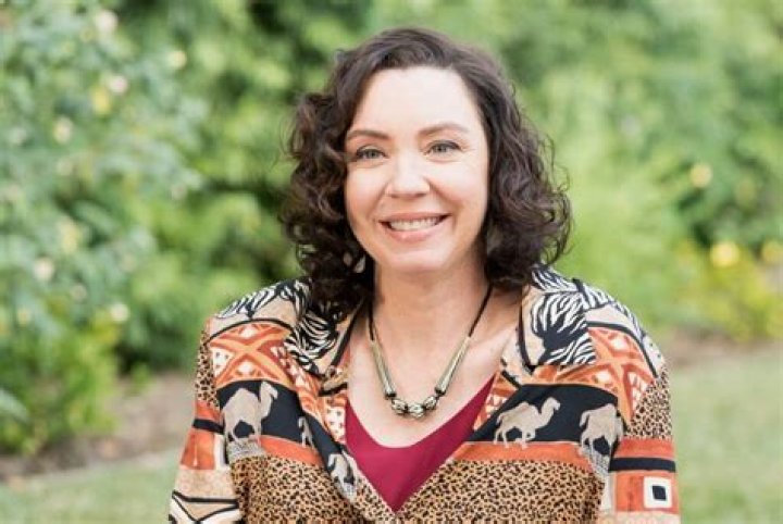 Stephanie Courtney Biography, Age, Net Worth, Husband, Family