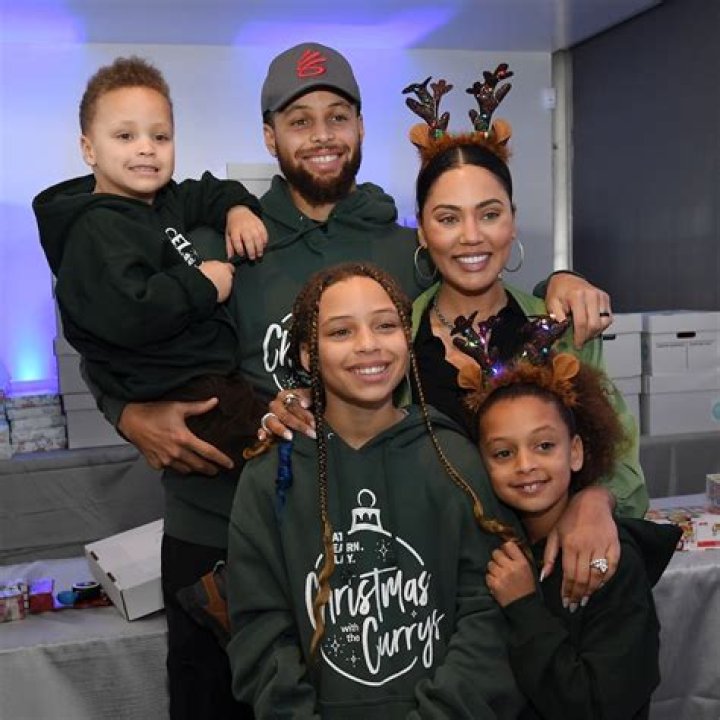 Stephen Curry Parents, Father, Mother, Siblings, Ethnicity, Age, Wiki, Wife, Children, Net Worth, Career