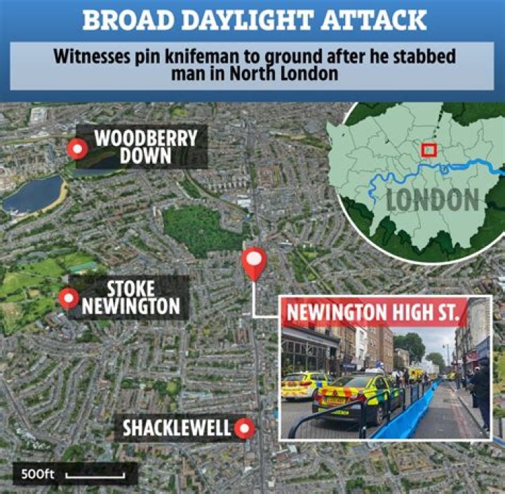 Stoke Newington stabbing - Moment hero workmen and Deliveroo rider pin knifeman to the ground after man stabbed