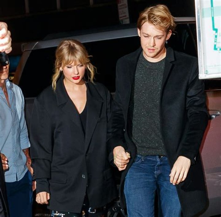 Taylor Swift Explains Writing 