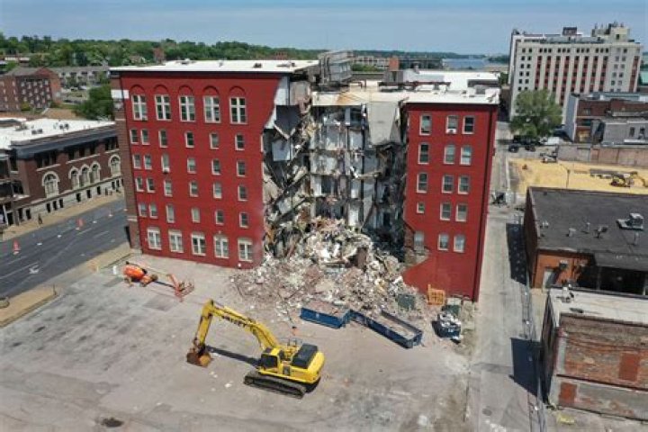 Team re-enters collapsed Davenport building