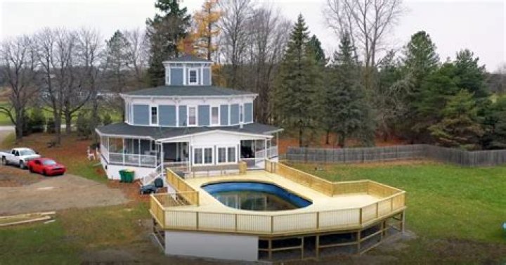 Teen Mom Catelynn Lowell shows off beautiful backyard with massive pool at $220k historic octagon-shaped farmhouse
