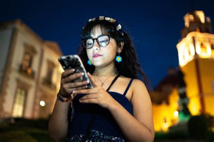 The Best Way To Ghost Kindly, According To Relationship Experts