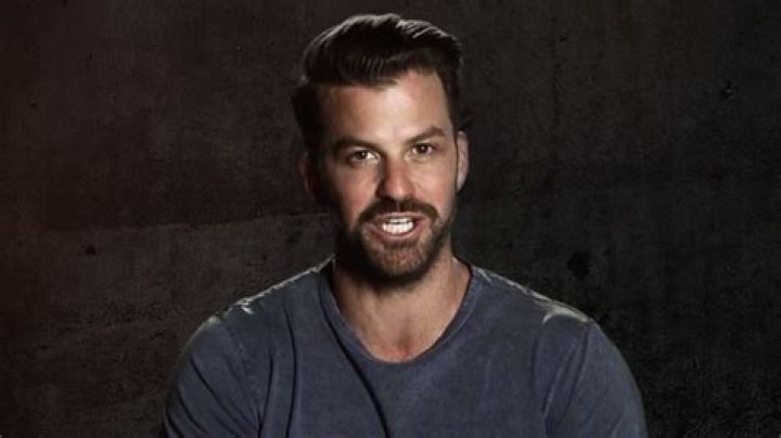 The Challenge cast members and fans react to Johnny Bananas’ thirsty birthday photo