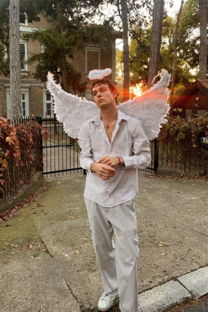 These Easy, Last-Minute 'Bachelor' Halloween Costumes Will Win You All The Roses