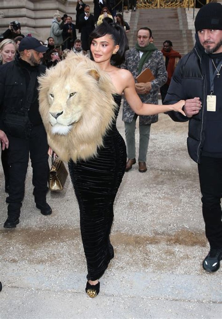 These Kylie Jenner's Lion Head Dress Memes Have Me On The Floor