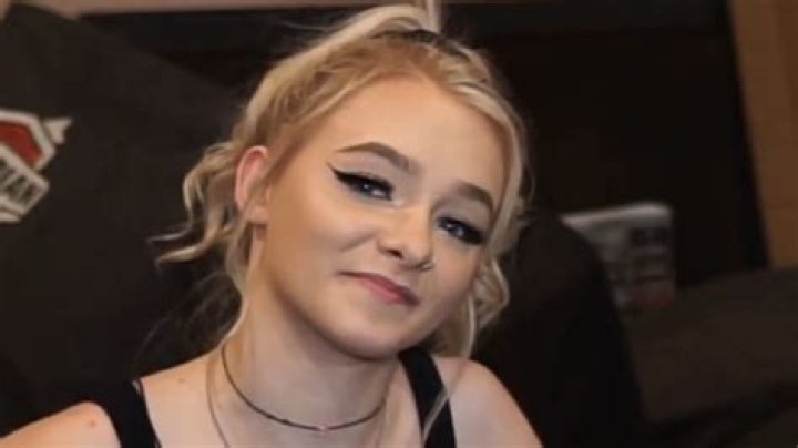 TikTok star Zoe LaVerne faces backlash over accusations of kissing 13-year-old: Mom comes to her defense