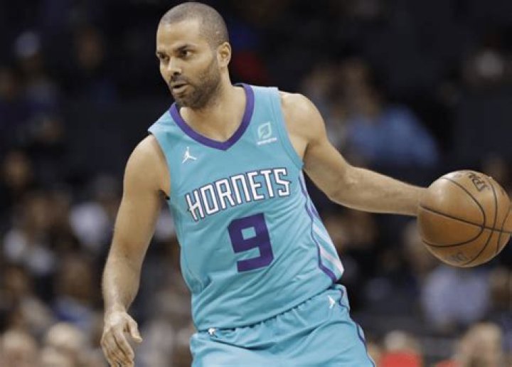 Tony Parker Origine Parents: “Tony Parker, ancien joueur de basket-ball français, est né le 17 mai 1982 à Bruges, Belgique. Son père est d’origine américaine et sa mère est d’origine néerlandaise.” 