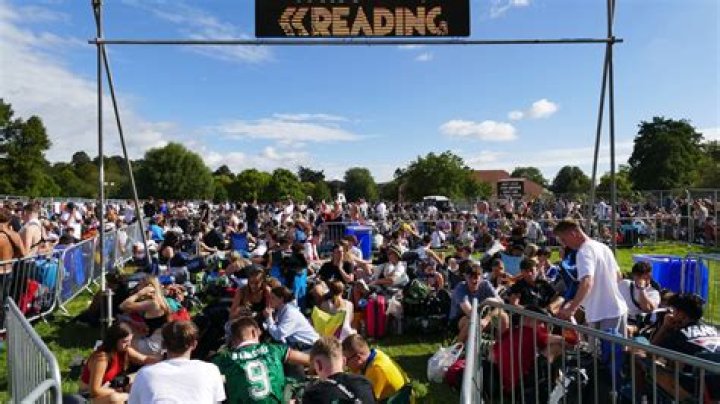 UK weather: Reading festival-goers beam as they arrive to soak up 26C sunshine - but they might need their wellies later
