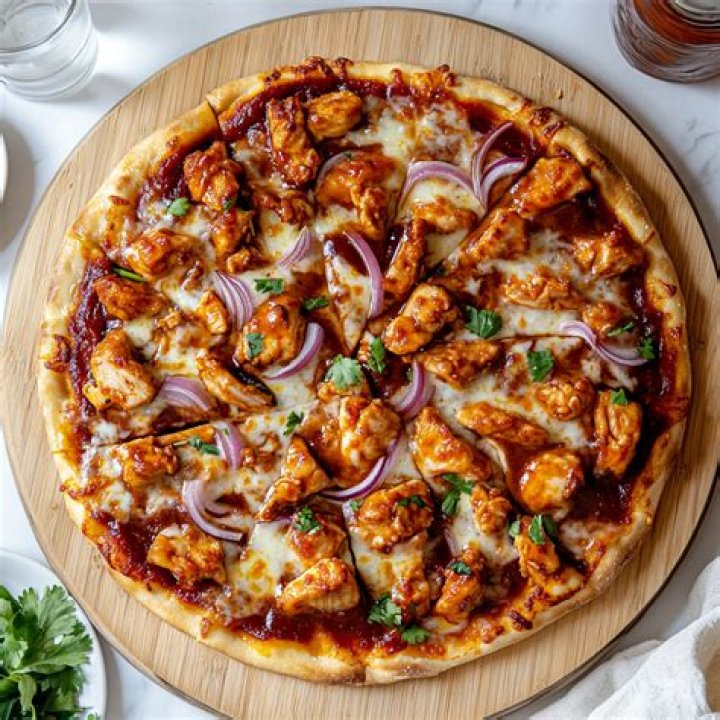 What is on a BBQ chicken pizza from pizza Hut?