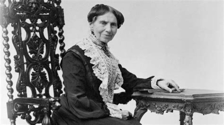 What is the age of Clara Fernandez? know about Biography