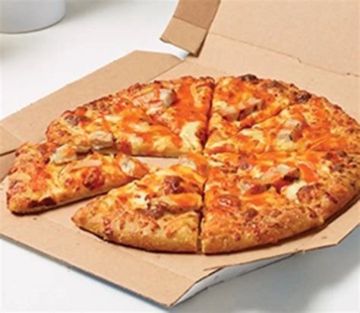 What sauce comes on Domino’s Buffalo Chicken pizza?