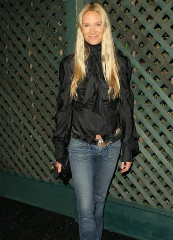 Where is Kelly Lynch now? What is she doing today? Biography