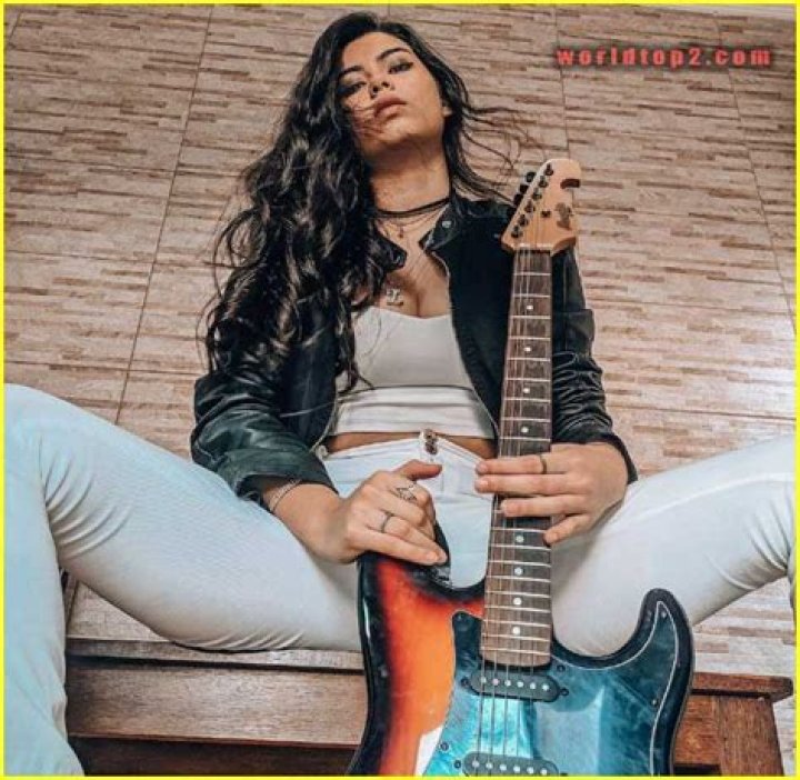 Who is Larissa Liveir ? (Guitarist) Wiki, Biography, Age, Boyfriend, Family, Facts and More