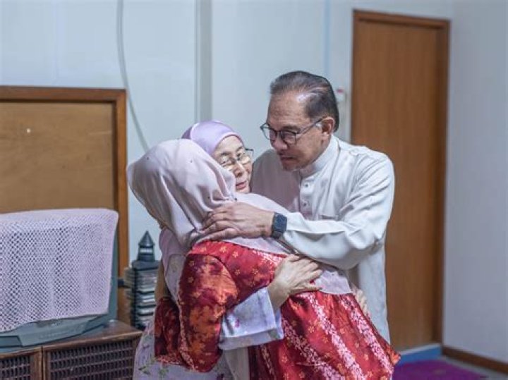 Who Is Nurul Izzah Husband? Age, Children, Net Worth, Ex-Husband, Nationality