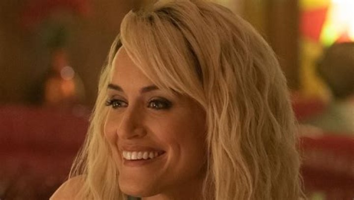 Who Plays Erica In Pam & Tommy?