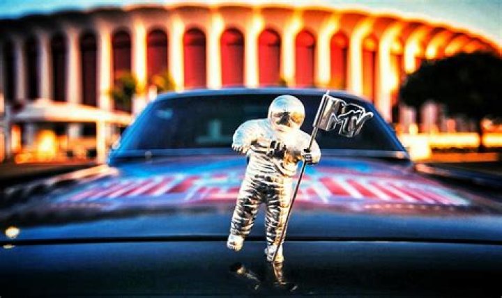 Why Is The VMA Statue Is a Moonman? (Besides The Fact That Golden Bald Dudes Are Super Boring)