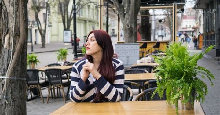 Why People Set Up Dates & Never Follow Through, According To Experts