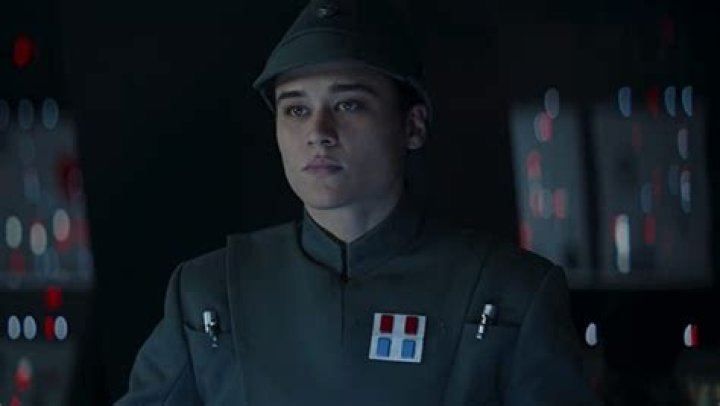Why The Comms Officer From The Mandalorian Looks So Familiar